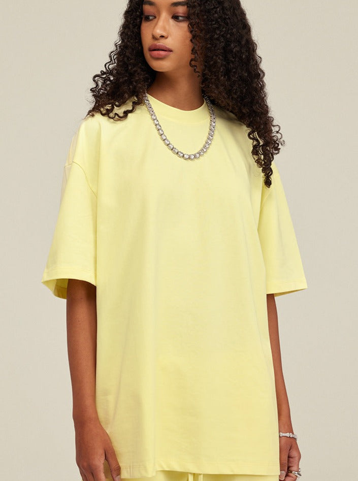 Gelbes Oversize-T-Shirt für Damen, lässiger Stil, weicher Baumwollstoff, ideal für Sommermode. Perfekt kombinierbar mit Jeans oder Shorts.