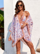 Frau in floralem Strandkleid, Sonnenbrille, lächelnd. Sommermode, Strandoutfit, Boho-Stil, leichte Tunika, Urlaubskleidung, Damenmode.