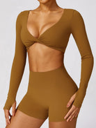 Damen-Sportset in Braun: Langarm-Crop-Top und High-Waist-Shorts. Ideal für Fitness, Yoga und Freizeit. Bequem und stilvoll.