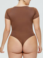 Brauner Kurzarm-Body für Damen, nahtloses Design, figurbetont, ideal für Mode, Komfort und Alltagskleidung. Perfekt für vielseitige Outfits.