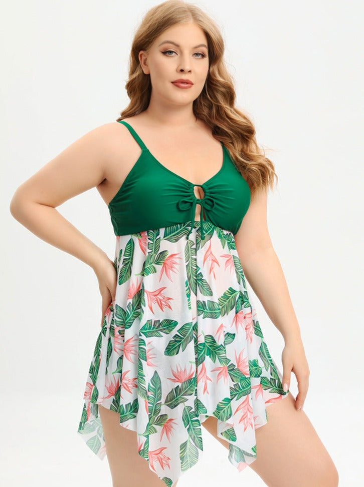 Damen-Badeanzug mit tropischem Blattmuster, grünem Oberteil und asymmetrischem Saum. Plus-Size, Sommermode, Strandbekleidung.