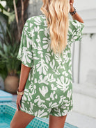 Grünes Sommerkleid mit weißem Blattmuster, lässig und modisch, ideal für Strand und Urlaub. Damenmode, bequem, trendig, Freizeitkleidung.