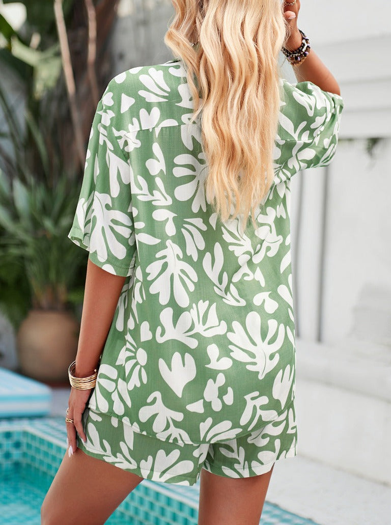 Grünes Sommerkleid mit weißem Blattmuster, lässig und modisch, ideal für Strand und Urlaub. Damenmode, bequem, trendig, Freizeitkleidung.