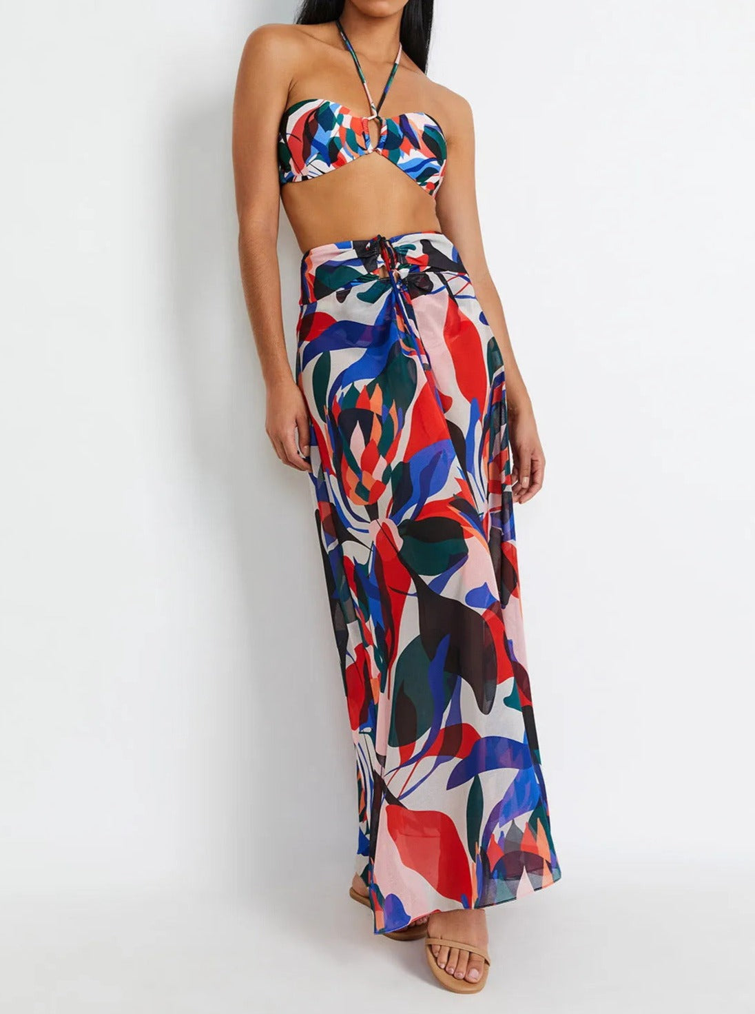 Farbintensiver, gemusterter Strandrock mit passendem Bikini-Top, ideal für Sommermode, Strandbekleidung, Damenmode, tropische Muster.
