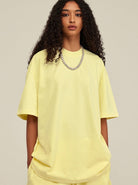 Gelbes Oversize-T-Shirt für Damen, lässiger Stil, weicher Baumwollstoff, modisches Design, ideal für Sommermode und Streetwear-Trends.