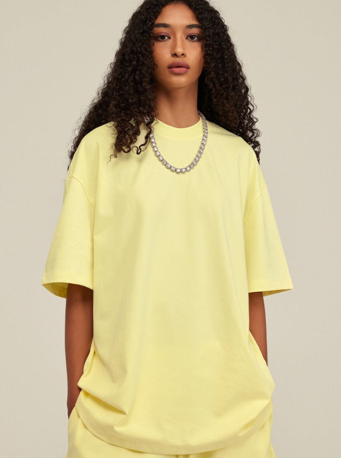 Gelbes Oversize-T-Shirt für Damen, lässiger Stil, weicher Baumwollstoff, modisches Design, ideal für Sommermode und Streetwear-Trends.