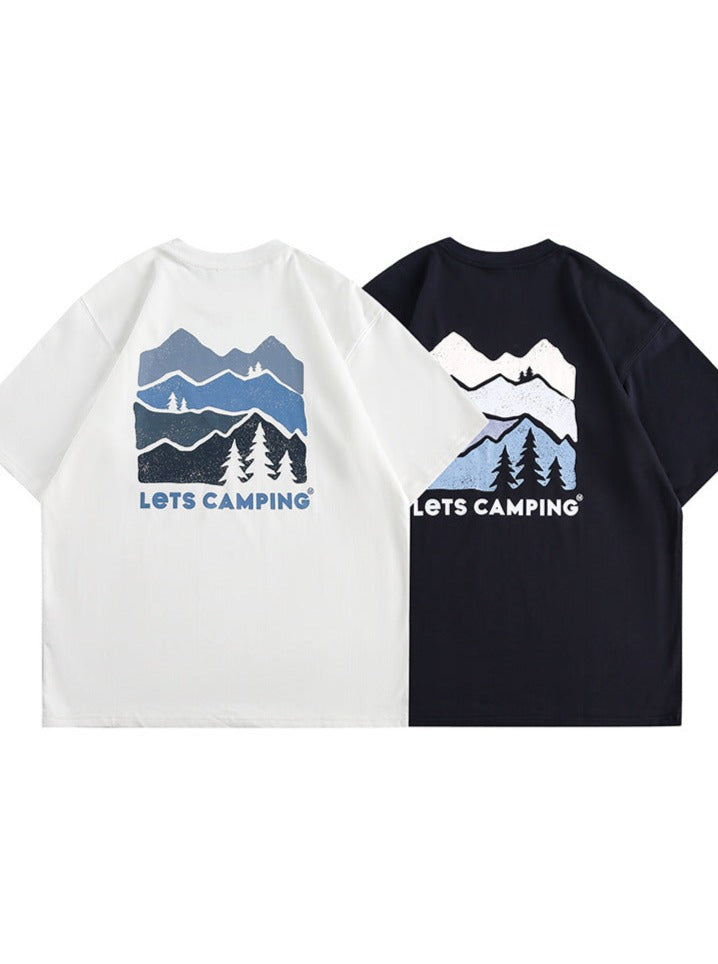 Zwei T-Shirts mit Bergmotiv und "Let's Camping"-Aufdruck, in Weiß und Schwarz. Perfekt für Outdoor-Enthusiasten und Camping-Fans.