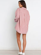 Gestreiftes Hemdkleid in Rot-Weiß, lässig und modisch, ideal für den Sommer. Perfekt kombinierbar mit Sneakers für einen entspannten Look.