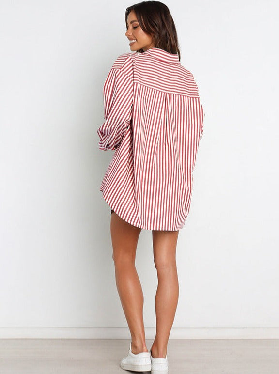 Gestreiftes Hemdkleid in Rot-Weiß, lässig und modisch, ideal für den Sommer. Perfekt kombinierbar mit Sneakers für einen entspannten Look.