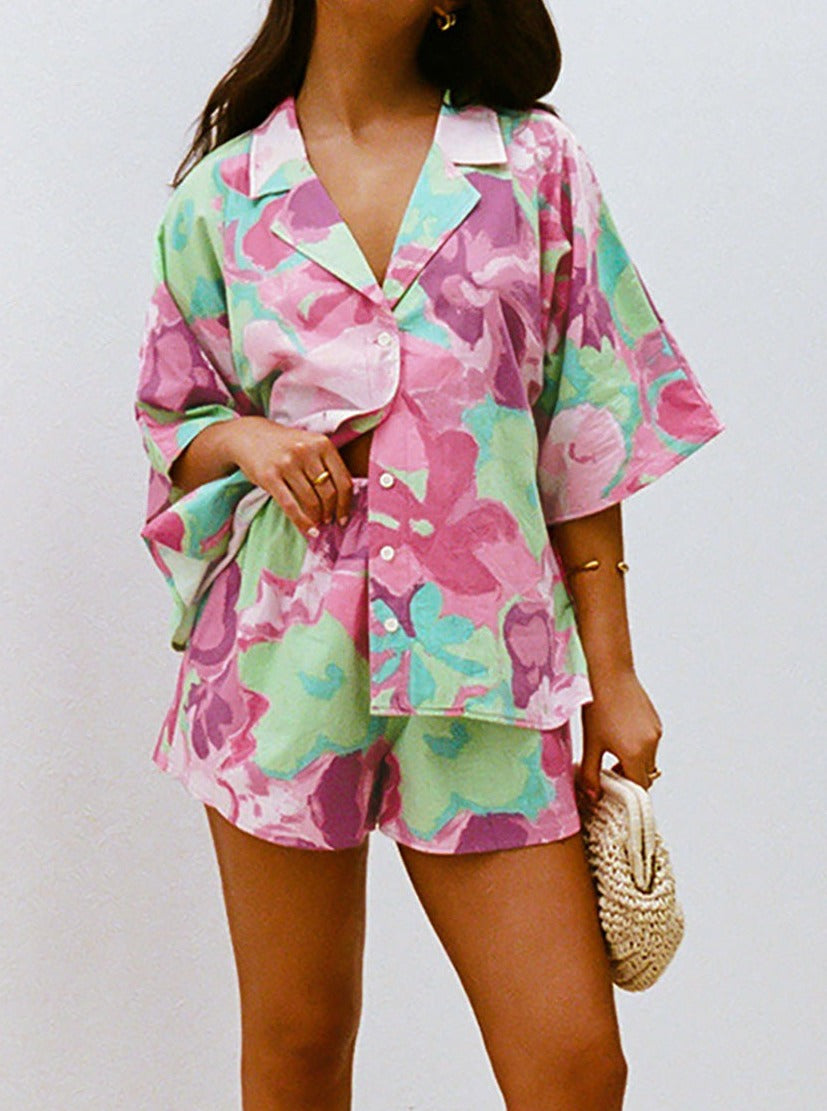 Farbintensives Damen-Set mit floralem Muster, bestehend aus kurzärmliger Bluse und Shorts. Perfekt für Sommermode und Freizeitoutfits.