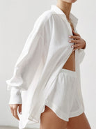 Elegantes weißes Leinenhemd und Shorts-Set für Damen, ideal für Sommermode. Atmungsaktiv, stilvoll und perfekt für lässige Anlässe.