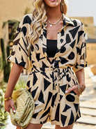 Damen Jumpsuit mit geometrischem Muster, Kurzarm, V-Ausschnitt, beige-schwarz, lässig, Sommermode, ideal für trendige Freizeitoutfits.