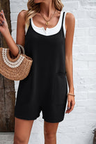 Damen Jumpsuit in Schwarz, ärmellos, mit weißen Details. Perfekt für Sommermode. Kombiniert mit einer stilvollen Strohtasche.