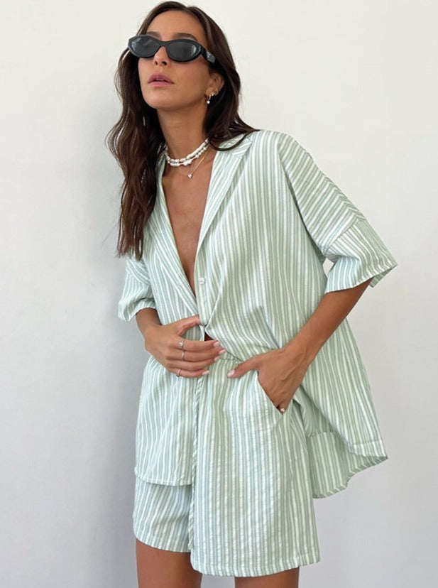 Damen Sommer-Set, gestreift, grün-weiß, bestehend aus Hemd und Shorts. Perfekt für lässige Outfits, modisch und bequem. Ideal für den Strand.