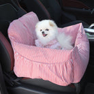 Weißer Hund in rot-weiß gestreiftem Autositz, Haustiertransport, bequem, sicher, Autozubehör.