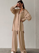 Elegantes Damen-Outfit: Beiges, fließendes Satin-Set mit Hemd und Hose, ideal für stilvolle, lässige Anlässe. Perfekt für modische Frauen.