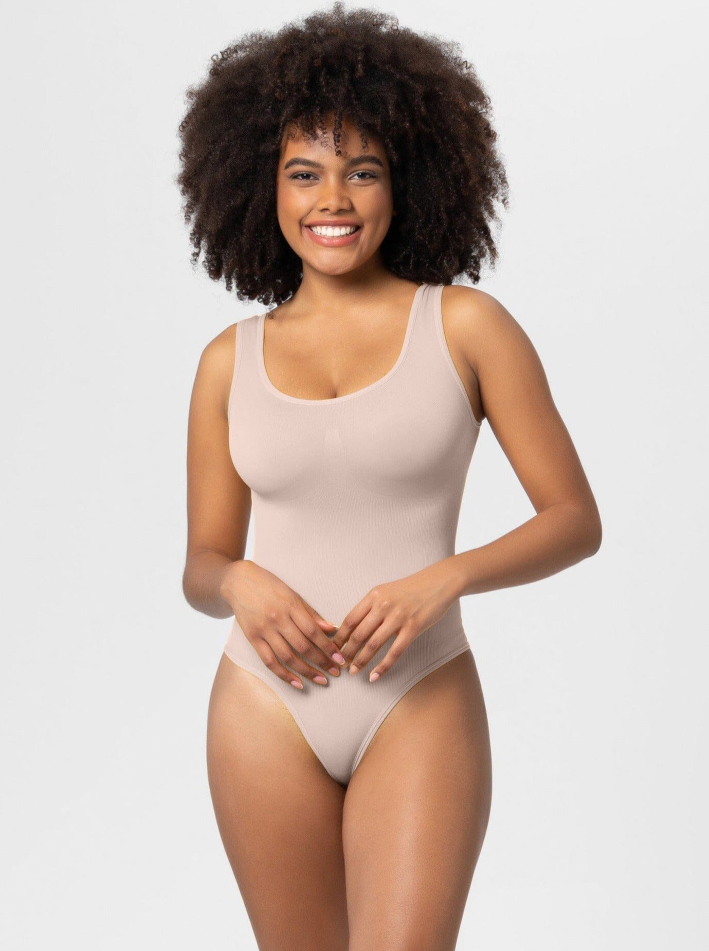 Damen-Body in Beige, nahtlos, ärmellos, ideal für Unterwäsche oder Freizeitkleidung. Komfortabel, figurbetont, vielseitig einsetzbar.