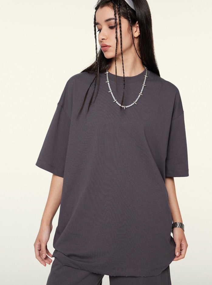 Dunkelgraues Oversize-T-Shirt für Damen, lässiger Streetwear-Stil, ideal für modische Outfits. Perfekt kombinierbar mit Accessoires.