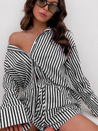 Gestreifter Damen-Zweiteiler: Schwarz-weißes Hemd und Shorts, modisch, lässig, ideal für Sommermode. Perfekt für trendige Freizeitlooks.