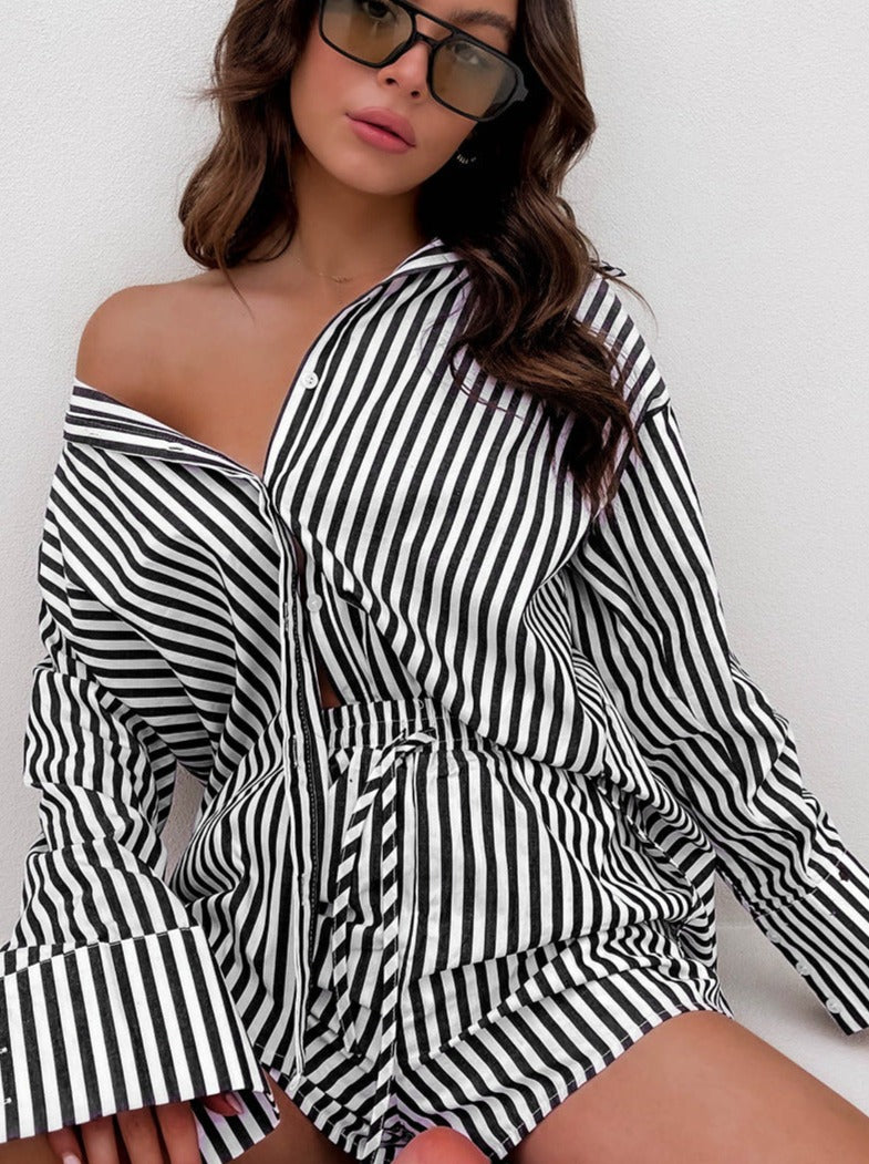 Gestreifter Damen-Zweiteiler: Schwarz-weißes Hemd und Shorts, modisch, lässig, ideal für Sommermode. Perfekt für trendige Freizeitlooks.