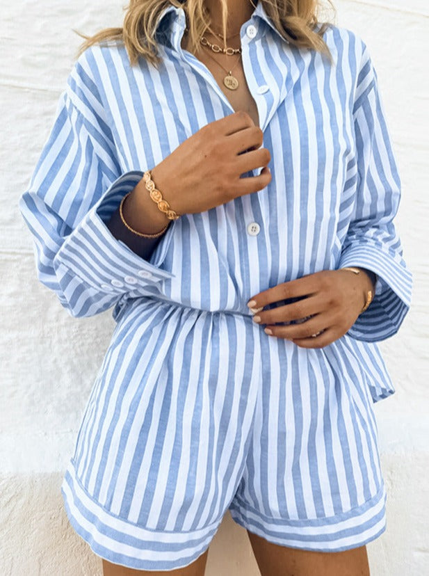 Damen-Pyjama-Set aus blau-weiß gestreiftem Baumwollstoff, bequem und stilvoll, ideal für Sommernächte. Perfekt für entspannte Abende.