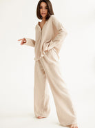 Beiges Damen-Loungewear-Set aus weichem, atmungsaktivem Stoff, bestehend aus lockerem Hemd und weiten Hosen. Perfekt für Komfort und Stil.