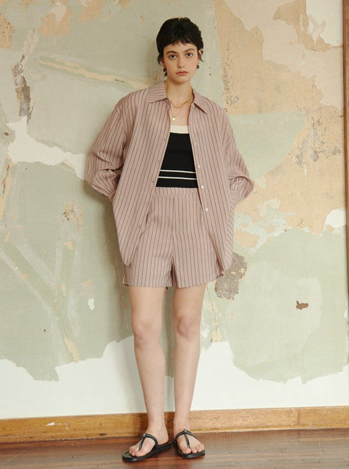 Damenmode: Gestreiftes Hemd und Shorts-Set in Beige, lässiger Sommerlook, ideal für trendige Freizeitoutfits. Perfekt für stilvolle Eleganz.