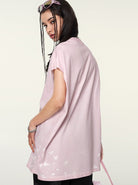 Damen T-Shirt in Rosa, lässiger Oversize-Schnitt, modisches Design mit dezenten Mustern, ideal für trendige Streetwear-Looks.
