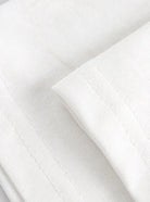 Hochwertige weiße Baumwollserviette, ideal für elegante Tischdekoration. Perfekt für Gastronomie, Events und stilvolle Dinnerpartys.