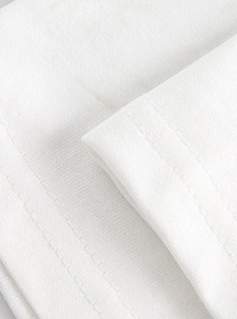 Hochwertige weiße Baumwollserviette, ideal für elegante Tischdekoration. Perfekt für Gastronomie, Events und stilvolle Dinnerpartys.