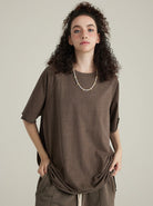 Braunes Oversize-T-Shirt für Damen, lässiger Stil, weicher Stoff, ideal für Freizeitmode. Perfekt kombinierbar mit urbanen Outfits.