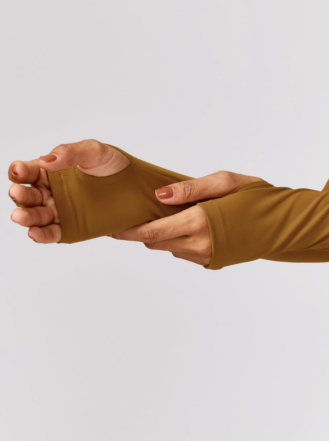 Braune Damenhandschuhe mit Daumenloch, ideal für Herbstmode. Stilvoll und funktional, perfekt für kühle Tage. Hochwertiges Material, modisches Design.