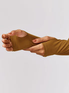Braune Damenhandschuhe mit Daumenloch, ideal für Herbstmode. Stilvoll und funktional, perfekt für kühle Tage. Hochwertiges Material, modisches Design.