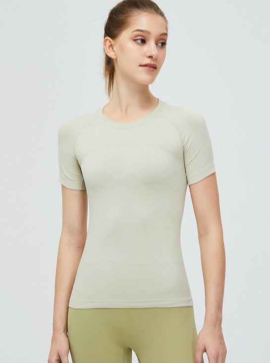Damen-Sportshirt in Beige, kurzärmelig, atmungsaktiv, ideal für Fitness und Yoga. Hochwertige Materialien, figurbetontes Design.