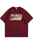Bordeauxrotes T-Shirt mit "Trust Callers" Aufdruck, lässiger Stil, Unisex, Baumwolle, modisches Design, ideal für Streetwear-Looks.