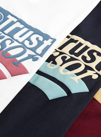 Weiße und schwarze T-Shirts mit "Trust" Schriftzug, modisch und hochwertig. Perfekt für Streetwear, lässiger Stil, trendige Mode.
