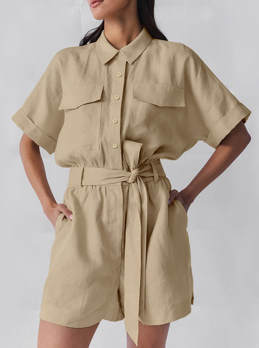 Damen Jumpsuit in Beige mit kurzen Ärmeln und Taillengürtel. Modischer Einteiler, ideal für Sommer, Freizeit und urbane Outfits.
