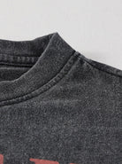 Graues Sweatshirt aus Baumwolle, Nahaufnahme des Kragens, weiches Material, ideal für lässige Mode, bequem und stilvoll.