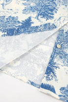 Hochwertiger Stoff mit blau-weißem Toile-de-Jouy-Muster, ideal für elegante Heimtextilien und Mode. Perfekt für stilvolle Dekorationen.