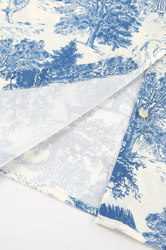 Hochwertiger Stoff mit blau-weißem Toile-de-Jouy-Muster, ideal für elegante Heimtextilien und Mode. Perfekt für stilvolle Dekorationen.