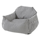 Schwarz-weiß gestreifter Sitzsack, bequemes Design, Wohnzimmermöbel, moderner Stil.