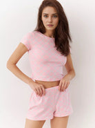 Damen-Pyjama-Set in Rosa mit geometrischem Muster, kurzärmeliges Oberteil und Shorts. Bequem, modisch, ideal für entspannte Nächte.