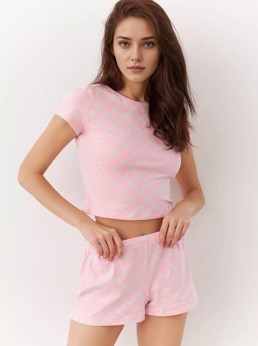 Damen-Pyjama-Set in Rosa mit geometrischem Muster, kurzärmeliges Oberteil und Shorts. Bequem, modisch, ideal für entspannte Nächte.