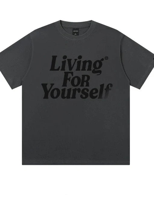 Schwarzes T-Shirt mit dem Aufdruck "Living For Yourself". Modisches Statement-Shirt, ideal für Streetwear und lässige Outfits. Hochwertige Baumwolle.
