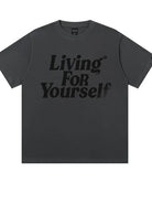 Dunkelgraues T-Shirt mit schwarzem "Living For Yourself" Aufdruck, lässiger Stil, Unisex, ideal für Streetwear und Freizeitmode.