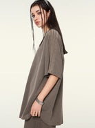Damenmode: Lässiges, olivgrünes Oversize-T-Shirt mit kurzen Ärmeln. Perfekt für trendige Streetwear-Looks und bequeme Alltagsoutfits.