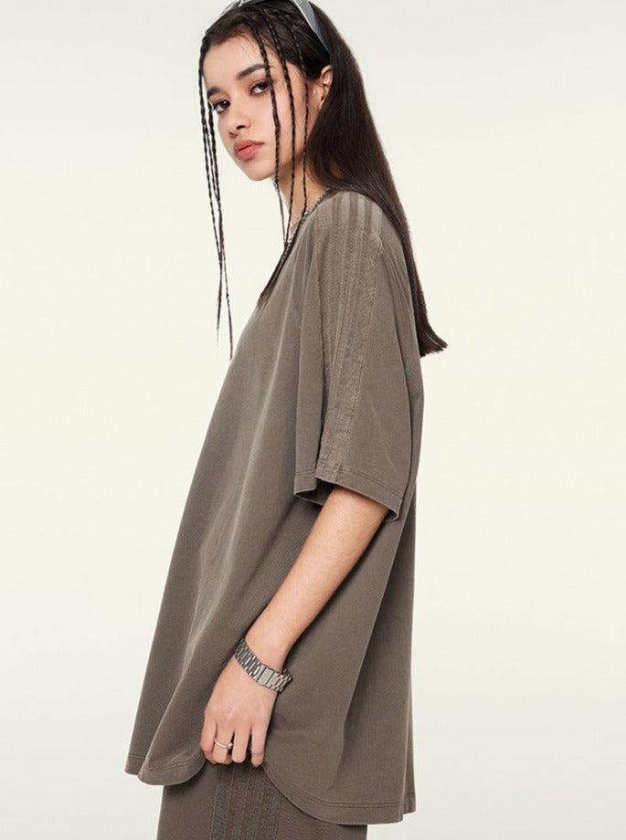 Damenmode: Lässiges, olivgrünes Oversize-T-Shirt mit kurzen Ärmeln. Perfekt für trendige Streetwear-Looks und bequeme Alltagsoutfits.