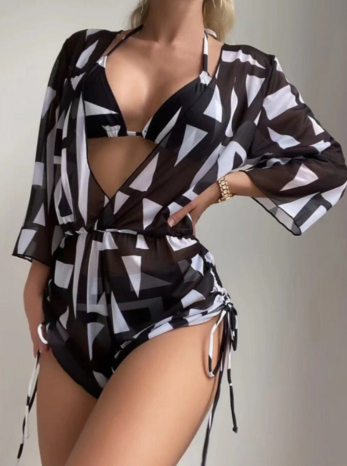 Damen-Badeanzug mit geometrischem Muster, schwarz-weiß, Bikini-Set, Strandmode, Sommer, elegant, figurbetont, modisch, trendig.
