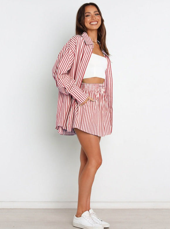 Gestreiftes Damen-Set: Rot-weißes Hemd und Shorts, lässiger Sommerlook, ideal für Freizeitmode. Perfekt kombiniert mit weißen Sneakers.