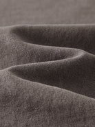 Grauer Baumwollstoff, Nahaufnahme. Weicher, hochwertiger Textilstoff, ideal für Bekleidung und Heimtextilien. Perfekt für Nähprojekte.
